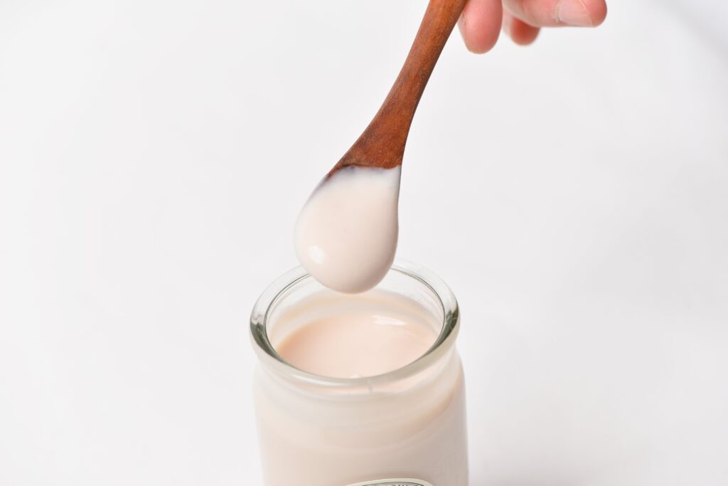 Sake-Kuchenpackungen aus Flaschen gelöffelt