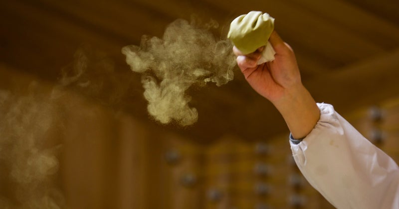 Borras de sake a serem descascadas no processo de produção de sake.