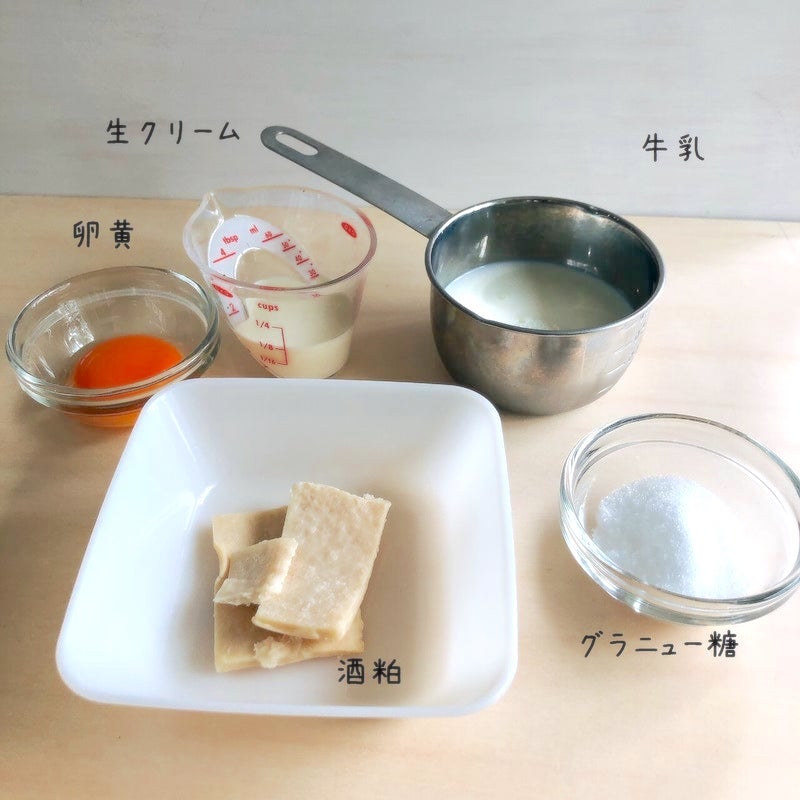 Ingredientes para hacer helado con lías de sake.