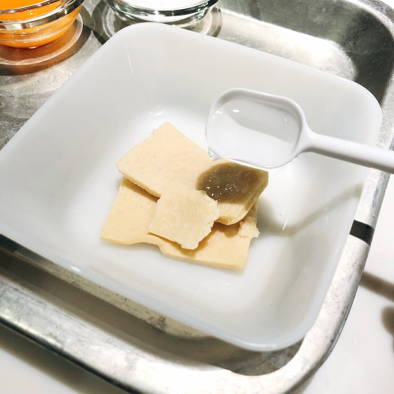 Water is poured over sake lees to make sake lees ice-cream.