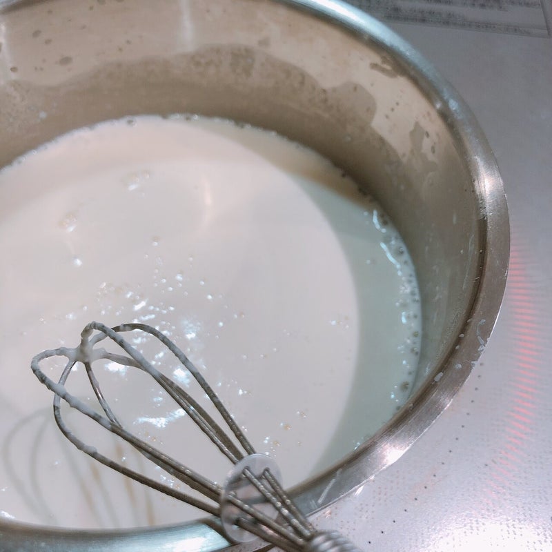 Azúcar granulado en la leche en el proceso de elaboración del helado de lías de sake.