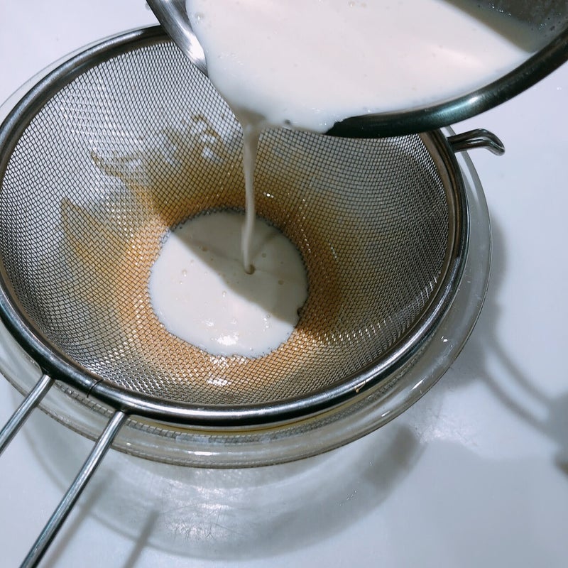 Mix egg yolks and sake lees to make sake lees ice-cream