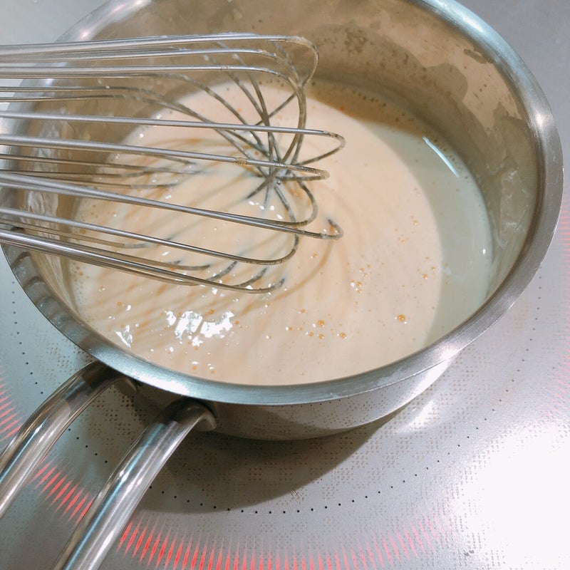 Pour faire une glace à la lie de saké, faites chauffer un mélange liquide de lie de saké et de jaunes d'œufs.