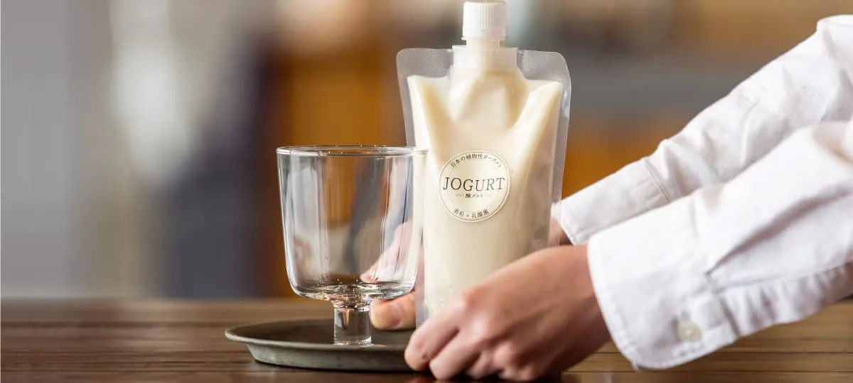 JOGURT, un producto a base de yogur vegetal elaborado con lías de sake y leche de soja